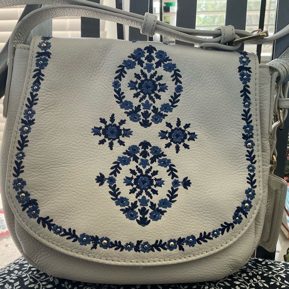 TOMMY BAHAMA LA JOLLA WHITE PEBBLED LEATHER MESSENGER BAG BLUE EMBROIDERY DESIGN
